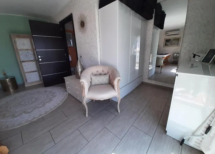 Cyrnea - Adults Only Frühstückspension